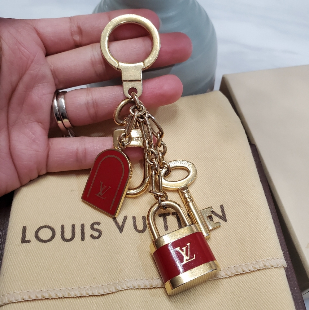 athentic Louis Vuitton Key chain